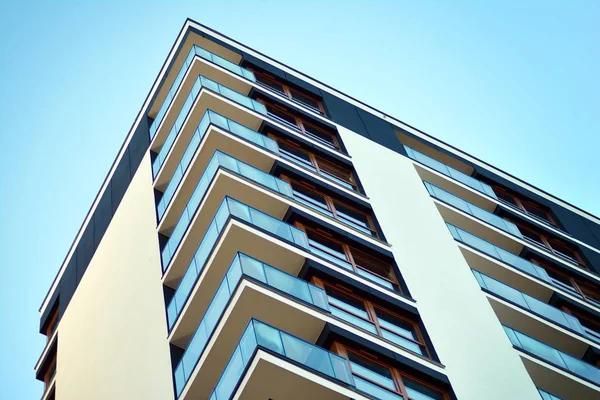 Fragmento Una Fachada Edificio Con Ventanas Balcones Casa Moderna Con —  Fotos de Stock