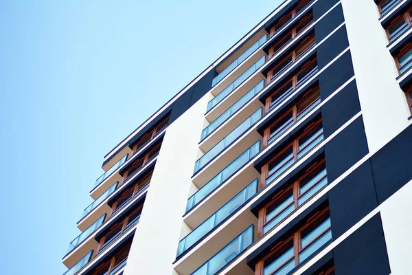 Фрагмент Фасада Здания Окнами Балконами Современный Дом Большим Количеством Квартир — стоковое фото