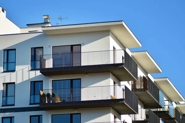 Fragment Une Façade Bâtiment Avec Fenêtres Balcons Maison Moderne Avec — Photo