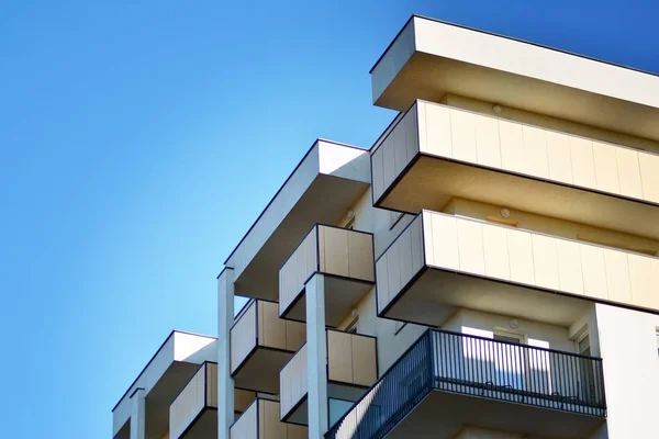 Fragment Une Façade Bâtiment Avec Fenêtres Balcons Maison Moderne Avec — Photo