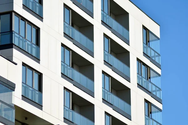 Fragmento Una Fachada Edificio Con Ventanas Balcones Casa Moderna Con —  Fotos de Stock