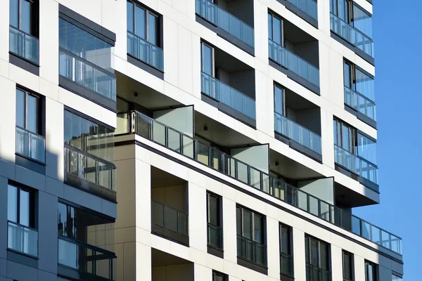 Фрагмент Фасаду Будівлі Вікнами Балконами Сучасний Будинок Безліччю Квартир — стокове фото