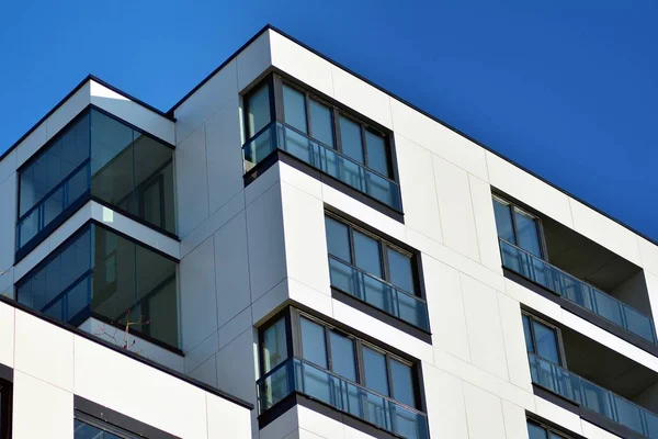 Bir cephe windows ve balkon bir yapının parçası. Pek çok daire ile modern ev.