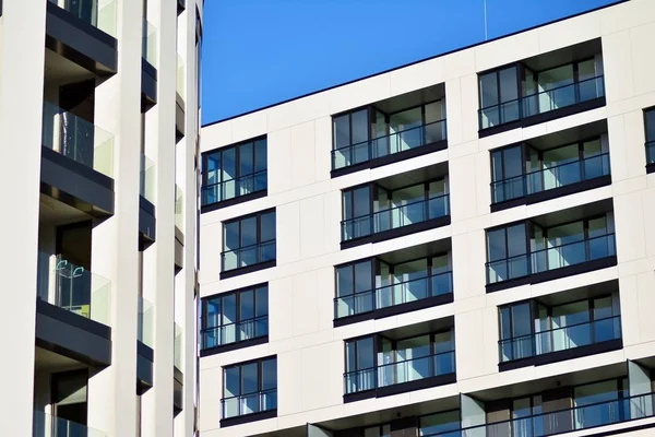Bir cephe windows ve balkon bir yapının parçası. Pek çok daire ile modern ev.