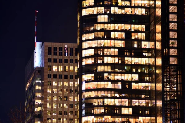 夜の近代的なオフィスビル 夜間照明 都市景観ビューを構築するダウンタウン 市役所 — ストック写真