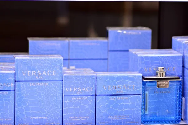 Varşova Polonya Kasım 2018 Parfüm Versace Eau Frache Raf — Stok fotoğraf