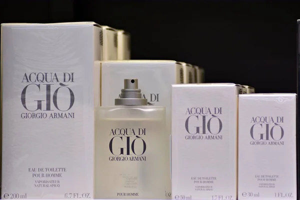 Varşova Polonya Kasım 2018 Parfüm Acqua Gio Giorgio Armani Raflarda — Stok fotoğraf