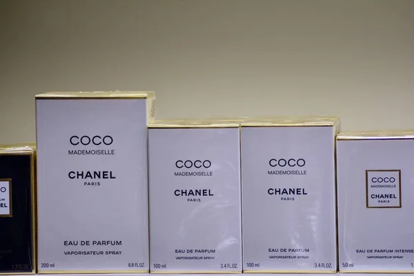 Varşova Polonya Kasım 2018 Parfüm Coco Mademoiselle Chanel Raflarda — Stok fotoğraf