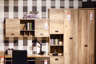 Varşova, modern mobilya mağazası siyah kırmızı beyaz Poland.24 Kasım 2018.Showroom. 