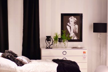 Varşova, modern mobilya mağazası siyah kırmızı beyaz Poland.24 Kasım 2018.Showroom. 