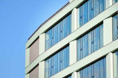 Modern bir ofis binasının dışı.