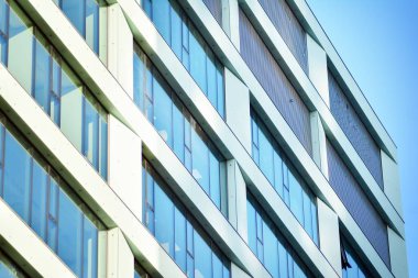 Modern bir ofis binasının dışı.