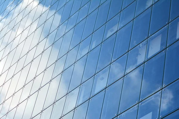 Las Nubes Reflejan Las Ventanas Del Edificio Moderno — Foto de Stock
