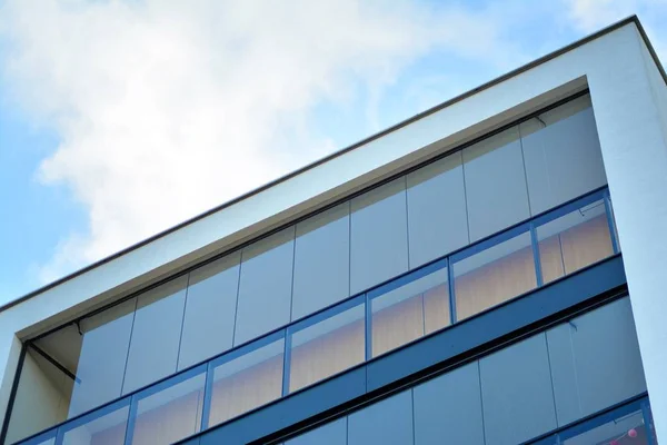 Moderne Mehrfamilienhäuser Einem Sonnigen Tag Mit Blauem Himmel Fassade Eines — Stockfoto