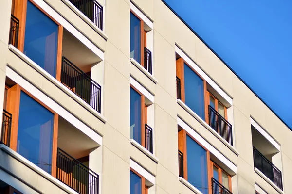 Modernos Edificios Apartamentos Día Soleado Con Cielo Azul Fachada Moderno — Foto de Stock