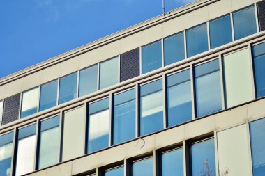 Modern bir ofis binasının dışı.