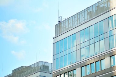 Modern bir ofis binasının dışı.