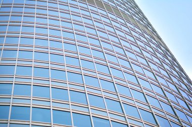 Modern bir ofis binasının dışı.