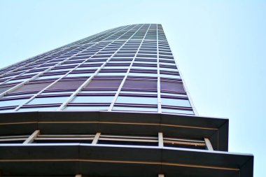 Modern bir ofis binasının dışı.