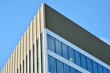 Modern bir ofis binasının dışı.