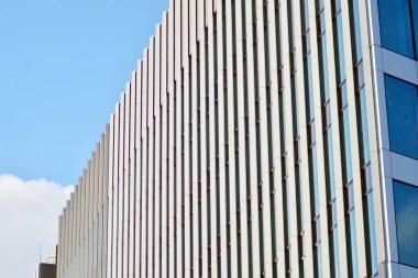 Modern bir ofis binasının dışı.