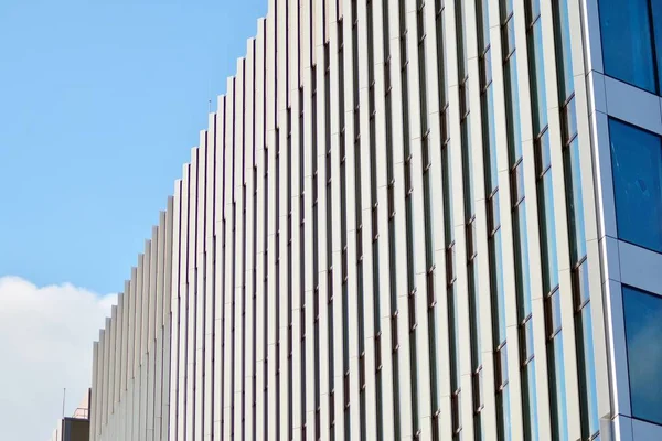 Modern bir ofis binasının dışı.