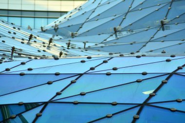 Yapıları alüminyum üçgen geometrisi modern kentsel mimari cephe üzerinde bina