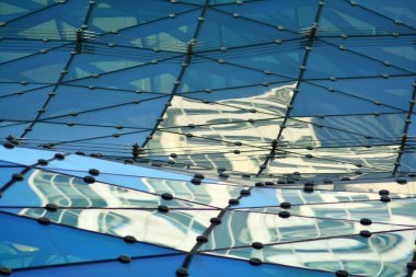 Yapıları alüminyum üçgen geometrisi modern kentsel mimari cephe üzerinde bina