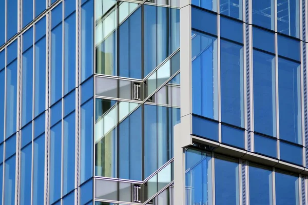 モダンなガラスの超高層ビル 抽象的なテクスチャとガラス壁の外観の表示 — ストック写真