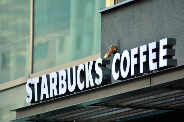 Varsovia Polonia Diciembre 2018 Firma Starbucks Coffee Letrero Compañía Starbucks —  Fotos de Stock