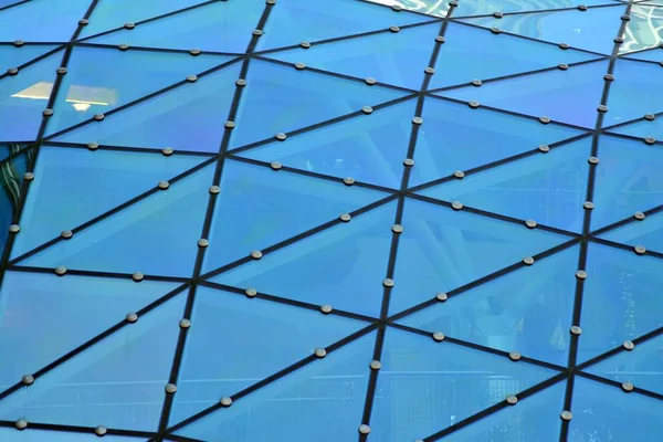 Yapıları alüminyum üçgen geometrisi modern kentsel mimari cephe üzerinde bina