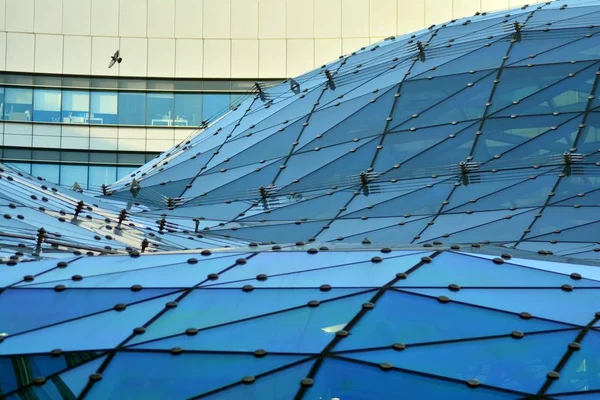 Yapıları alüminyum üçgen geometrisi modern kentsel mimari cephe üzerinde bina