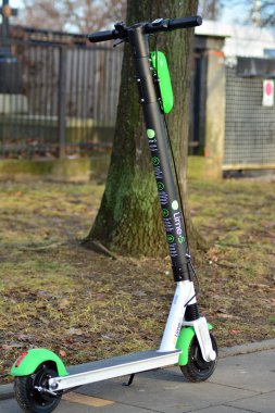 Varşova, Polonya. 5 Aralık 2018. Elektrikli scooter kireç-s kaldırıma