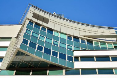 Modern ofis binası cephe parçası. Cam duvar soyut tekstürlü dış.