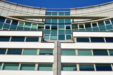 Modern ofis binası cephe parçası. Cam duvar soyut tekstürlü dış.