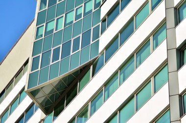 Modern ofis binası cephe parçası. Cam duvar soyut tekstürlü dış.