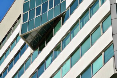 Modern ofis binası cephe parçası. Cam duvar soyut tekstürlü dış.