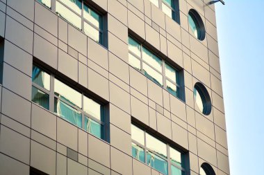 Modern ofis binası cephe parçası. Cam duvar soyut tekstürlü dış.