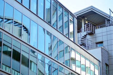 Modern ofis binası cephe parçası. Cam duvar soyut tekstürlü dış.