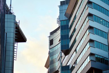 Modern ofis binası cephe parçası. Cam duvar soyut tekstürlü dış.