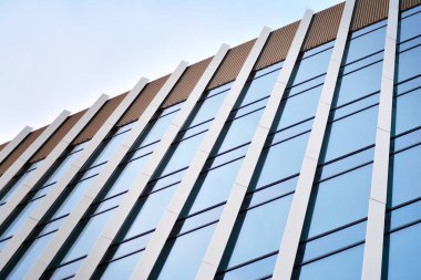 Modern ofis binası cephe parçası. Cam duvar soyut tekstürlü dış.