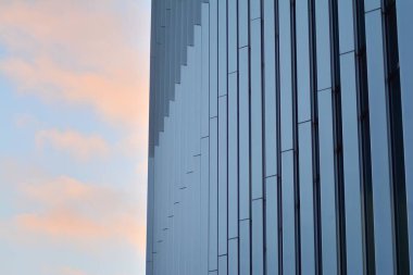 Modern ofis binası cephe parçası. Cam duvar soyut tekstürlü dış.