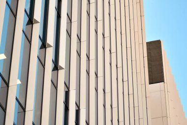 Modern ofis binası cephe parçası. Cam duvar soyut tekstürlü dış.