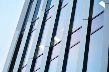 Modern ofis binası cephe parçası. Cam duvar soyut tekstürlü dış.
