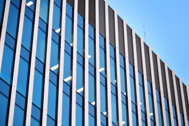 Modern ofis binası cephe parçası. Cam duvar soyut tekstürlü dış.