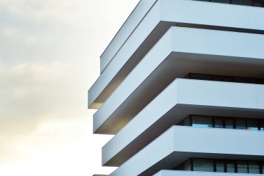 Mavi gökyüzü olan güneşli bir günde modern apartman binaları. Modern bir apartmanın cephesi
