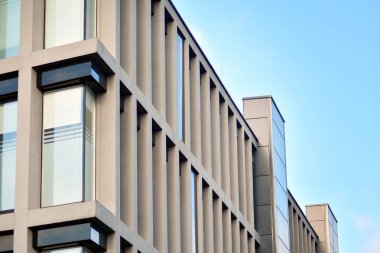 Modern ofis binası cephe parçası. Cam duvar soyut tekstürlü dış.