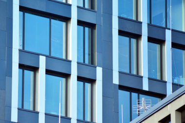 Modern ofis binası cephe parçası. Cam duvar soyut tekstürlü dış.