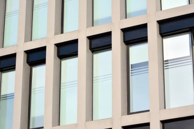 Modern ofis binası cephe parçası. Cam duvar soyut tekstürlü dış.