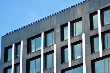 Modern ofis binası cephe parçası. Cam duvar soyut tekstürlü dış.